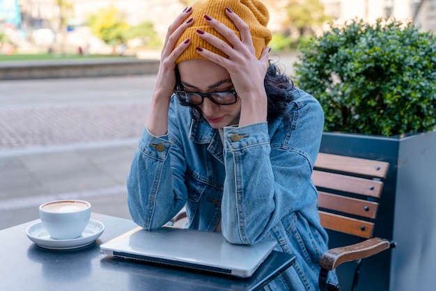 Estudiante mujer infeliz e aprendizaje curso de formación a distancia estudio trabajando y bebiendo café