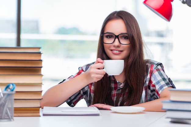 Estudiante de la mujer joven que se prepara para los exámenes de la universidad