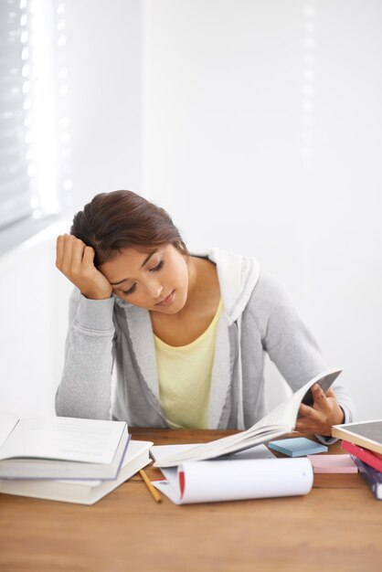 Estudiante mujer y lectura con libros para el conocimiento de estudio o educación y notas para el aprendizaje en el aula Joven persona niña y espacio de maqueta en el escritorio y novela para prueba y evaluación de becas