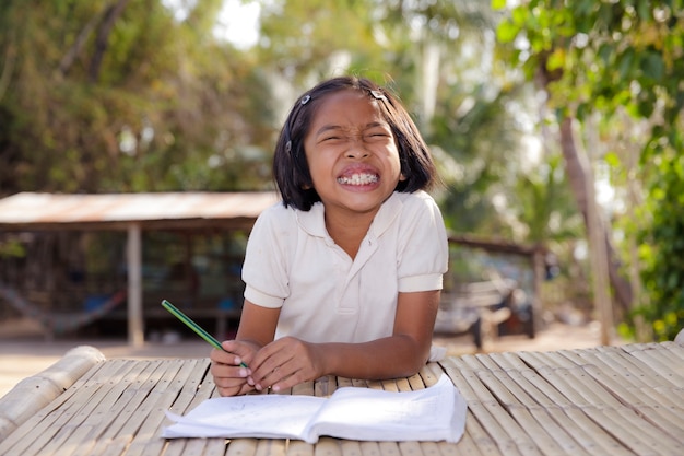 Estudiante niña asiática