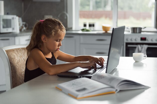 estudiante niña estudia en casa con laptop