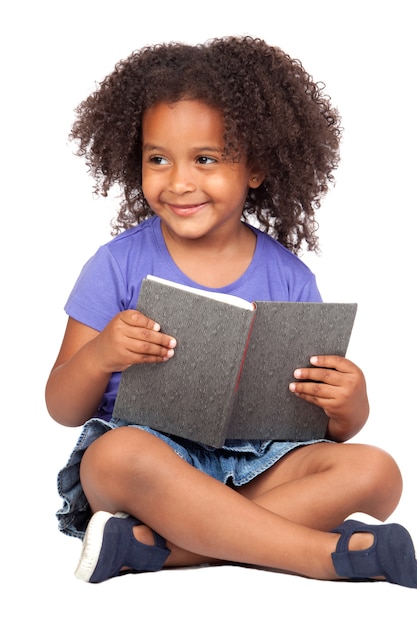 Estudiante niña leyendo con un libro aislado en blanco