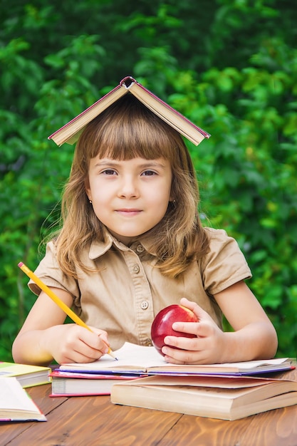 Estudiante de niño con una manzana roja Enfoque selectivo