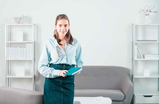 Foto estudiante o joven maestra joven mujer de negocios en el lugar de trabajo en la oficina secretaria mujer