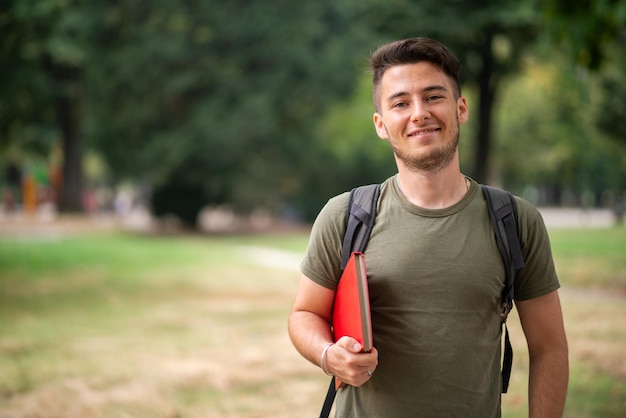 Foto estudiante en el parque