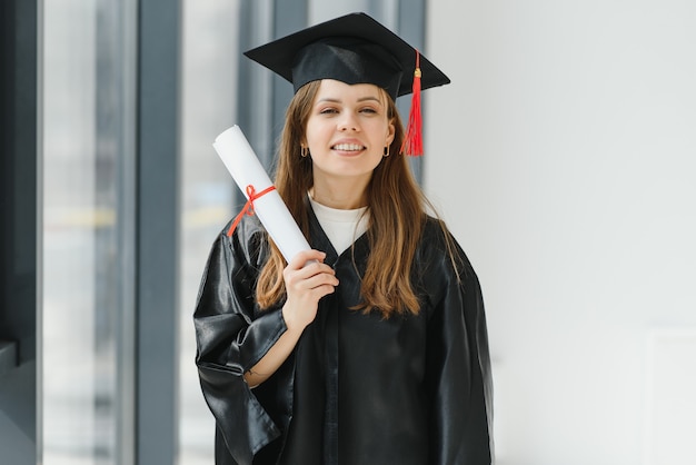 Estudiante de pie con diploma