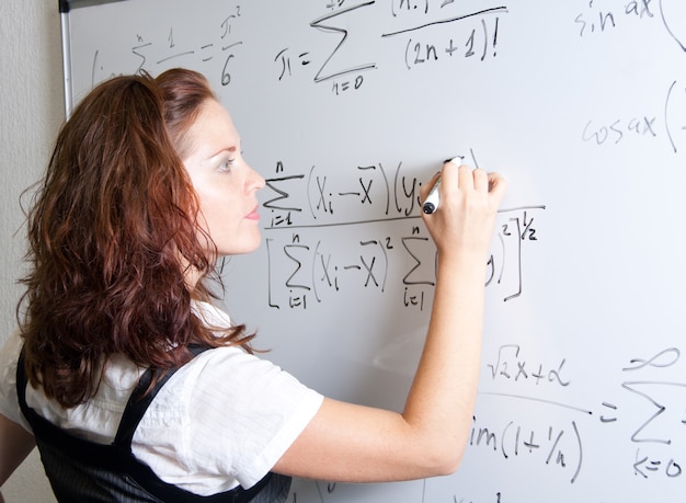 Foto estudiante en pizarra