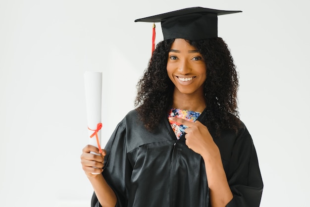 Estudiante de posgrado afroamericano alegre con diploma en la mano