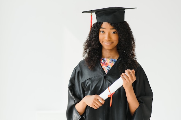 Estudiante de posgrado afroamericano alegre con diploma en la mano