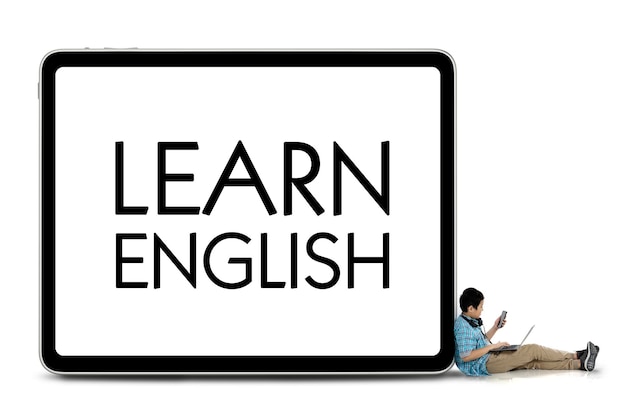 Un estudiante preadolescente se sienta con la palabra de Aprender inglés