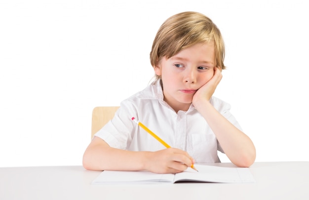 Estudiante preocupado haciendo algunos deberes