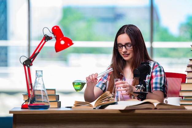 Estudiante de preparación para los exámenes de química