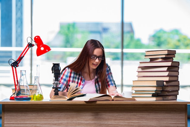 Estudiante de preparación para los exámenes de química