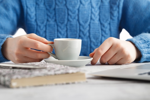 Estudiante preparándose para el examen y tomando café