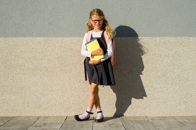 Un estudiante de primaria con cuadernos