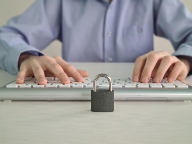 Foto el estudiante programador escribe el código en el teclado y protege la seguridad cibernética de los ataques de piratas informáticos y mantiene los datos confidenciales de los clientes