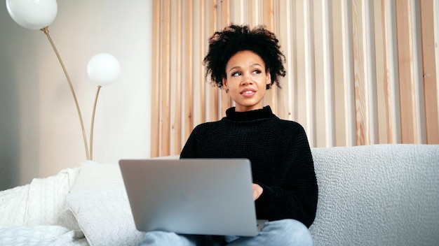 Estudiante programadora trabaja en casa en línea hace un nuevo proyecto en una computadora portátil Freelancer