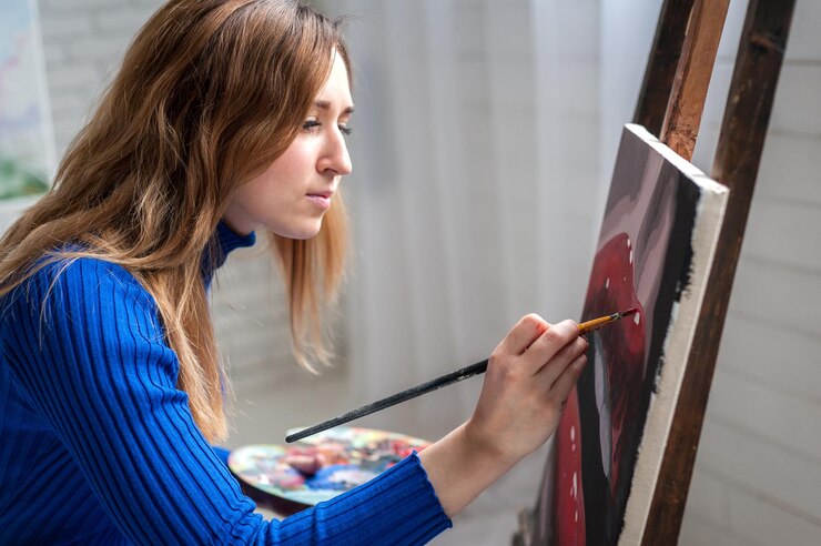 Foto estudiante que tiene clases en el estudio de arte para dibujar