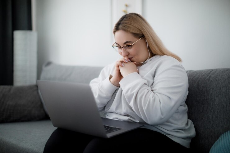 Estudiante que tiene una conversación en línea en una computadora portátil