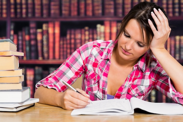 Estudiante que trabaja en la biblioteca