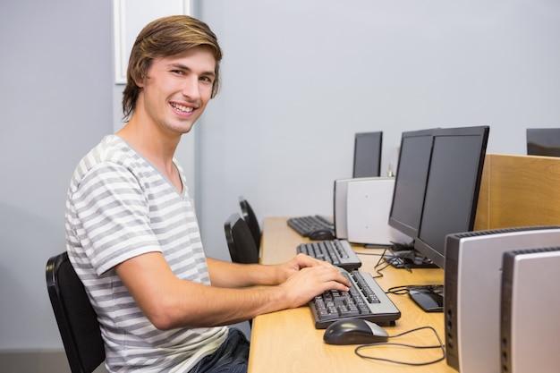 Estudiante que trabaja en la computadora en el aula