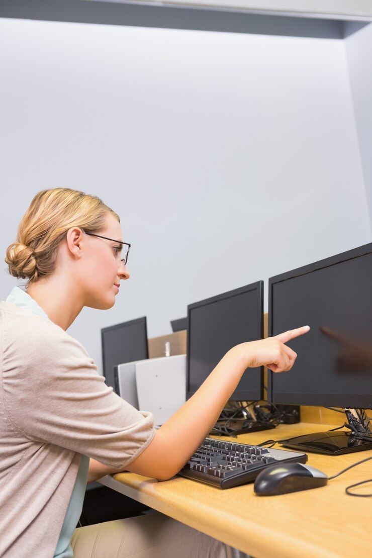 Foto estudiante que trabaja en la computadora en el aula