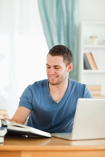 Estudiante que usa Internet para su informe de libro