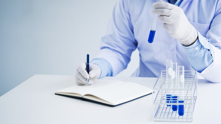 Estudiante de químico / científico científico experimenta tubo de ensayo en laboratorio