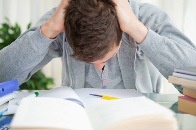 Estudiante rasgándose el pelo