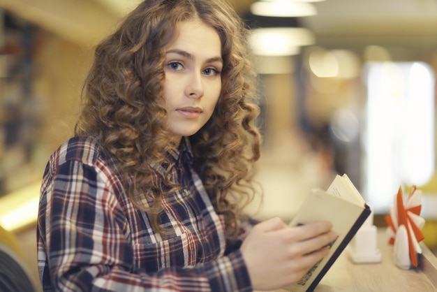 estudiante en un retrato de la biblioteca