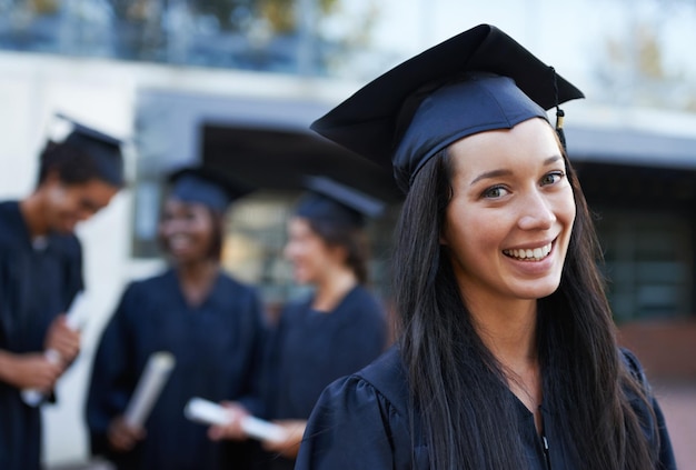 Foto estudiante y retrato de mujer en el hito de la graduación y el éxito o logro universitario sonrisa feliz de la persona femenina y orgullo en la ceremonia al aire libre educación superior y conocimiento en la calificación