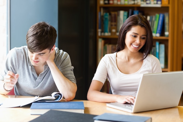 El estudiante revisa sus notas