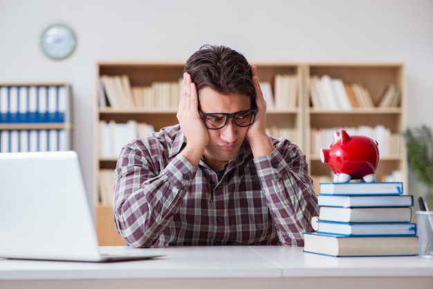 Estudiante rompiendo alcancía para pagar las tasas de matrícula