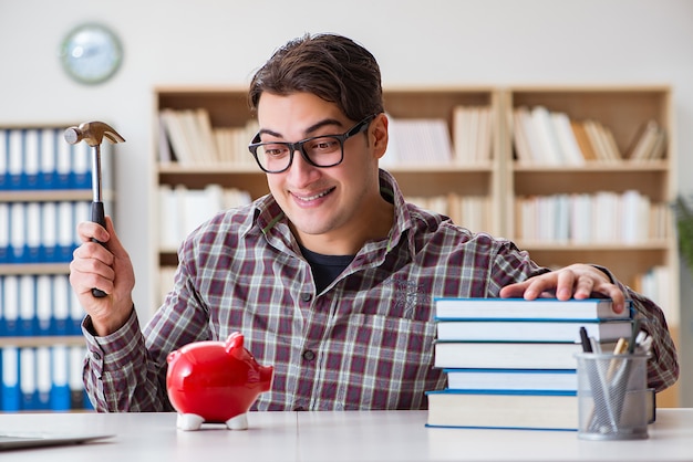 Estudiante rompiendo alcancía para pagar las tasas de matrícula