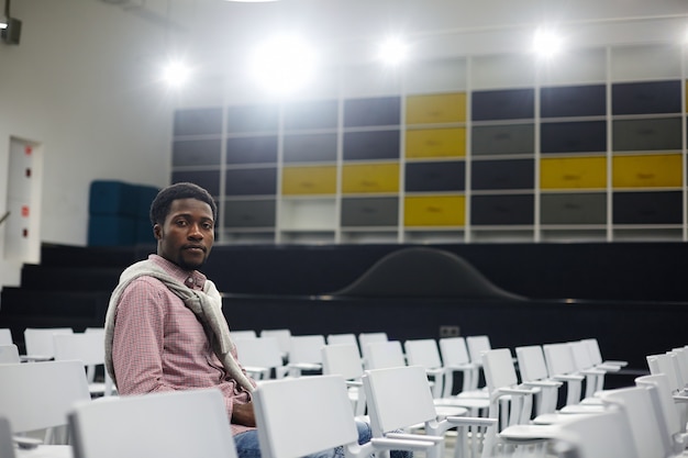 Estudiante en la sala de conferencias