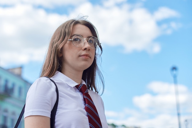 Estudiante de secundaria en la ciudad mirando al lado