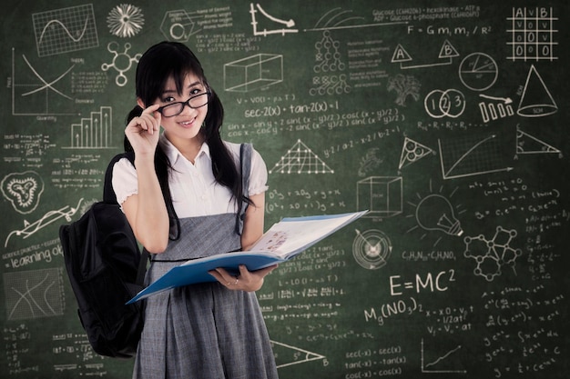 Estudiante de secundaria en la clase