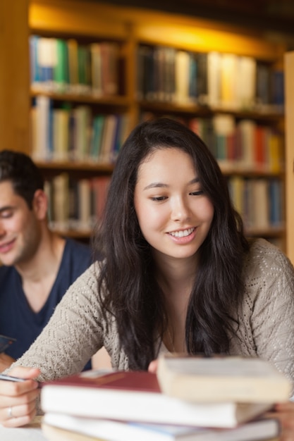 Estudiante sentado en la mesa sonriendo