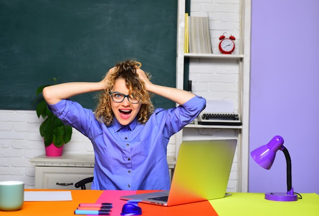 Estudiante sobre fondo de pizarra verde joven estudiante feliz piensa acerca de