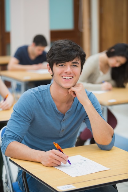 Estudiante sonriendo durante el examen