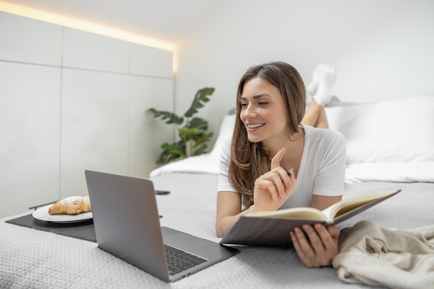 Estudiante sonriente en casa