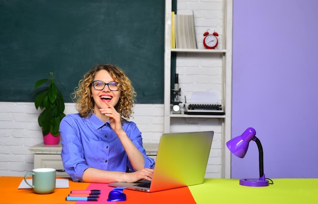 Estudiante sonriente feliz creativo en gafas estudiante que estudia en el aula divertido joven profesor en