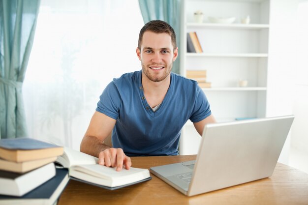 Estudiante sonriente feliz por sus resultados de investigación