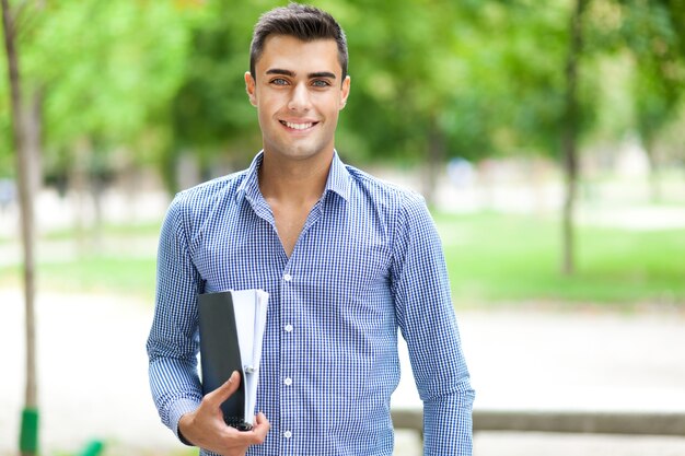 Estudiante sonriente en el parque