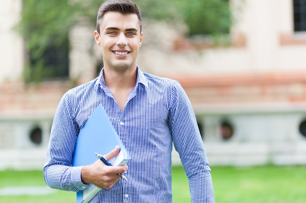 Foto estudiante sonriente en el parque