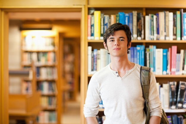 Estudiante sonriente de pie