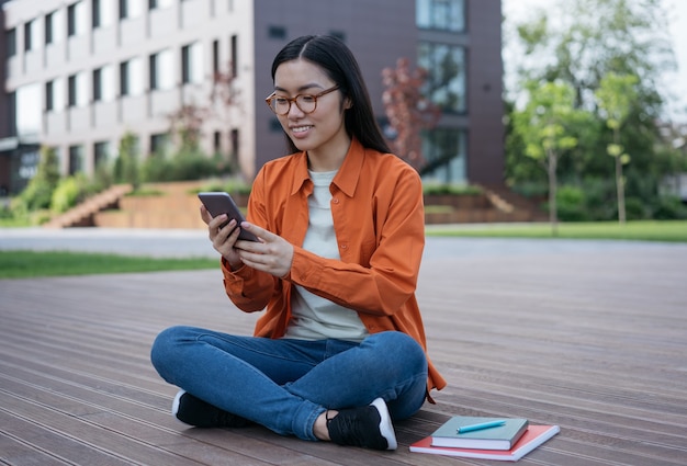 Estudiante sonriente que estudia el concepto de educación en línea de aprendizaje a distancia