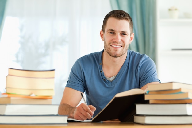 Estudiante sonriente que se prepara para el examen