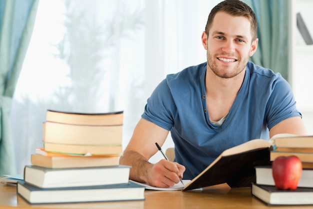 Estudiante sonriente que se prepara para la prueba