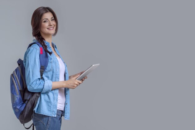 Estudiante sonriente con una tableta